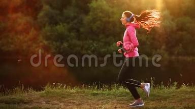 清晨在阳光明媚的黎明<strong>时</strong>分，在池塘附近的公园里慢跑，女孩正准备去马里亚诺，带领一个健康的人